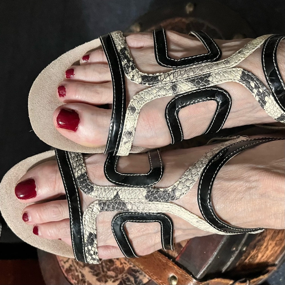Clarks Artisan Womens Sandals Animal Print Black Brazilian Leather SZ 7 Nonslip